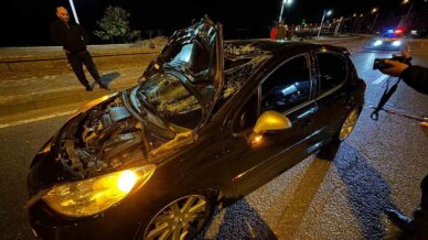 arkadaslarinin hali saha futbol macini izlemeye giden gence otomobil carpti w5sRy4ed