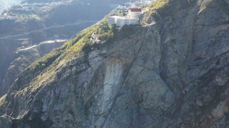 artvinde kaya kopmasi panige neden oldu iki lise tahliye edildi V6qJzURW