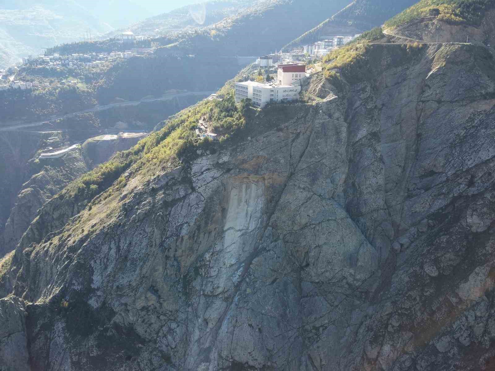 artvinde kaya kopmasi panige neden oldu iki lise tahliye edildi V6qJzURW