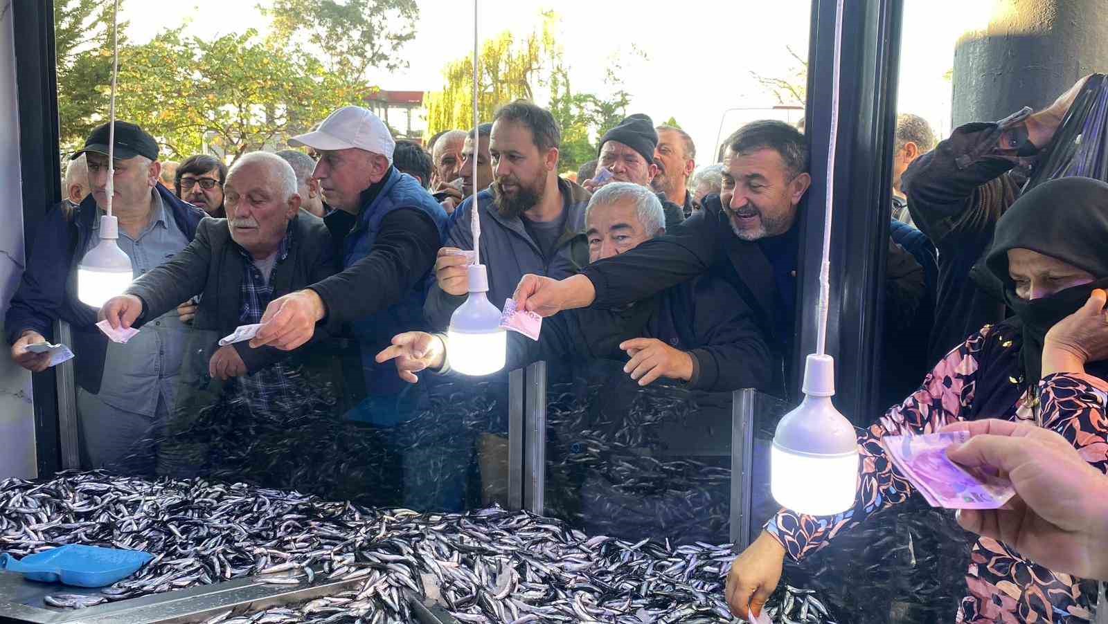 artvinin hopa ilcesinde kilosu 20 liradan satilan 3 ton hamsi 2 saatte tukendi yuaqivvQ