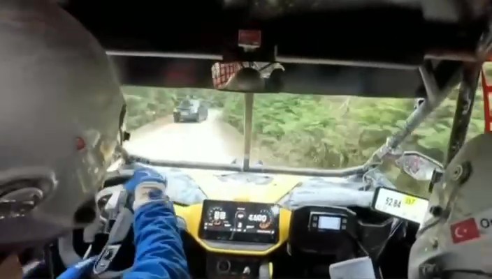 baja yarisinda sivil arac tehlike sacti tecrubeli pilotlar faciayi onledi Tg6DXvC7