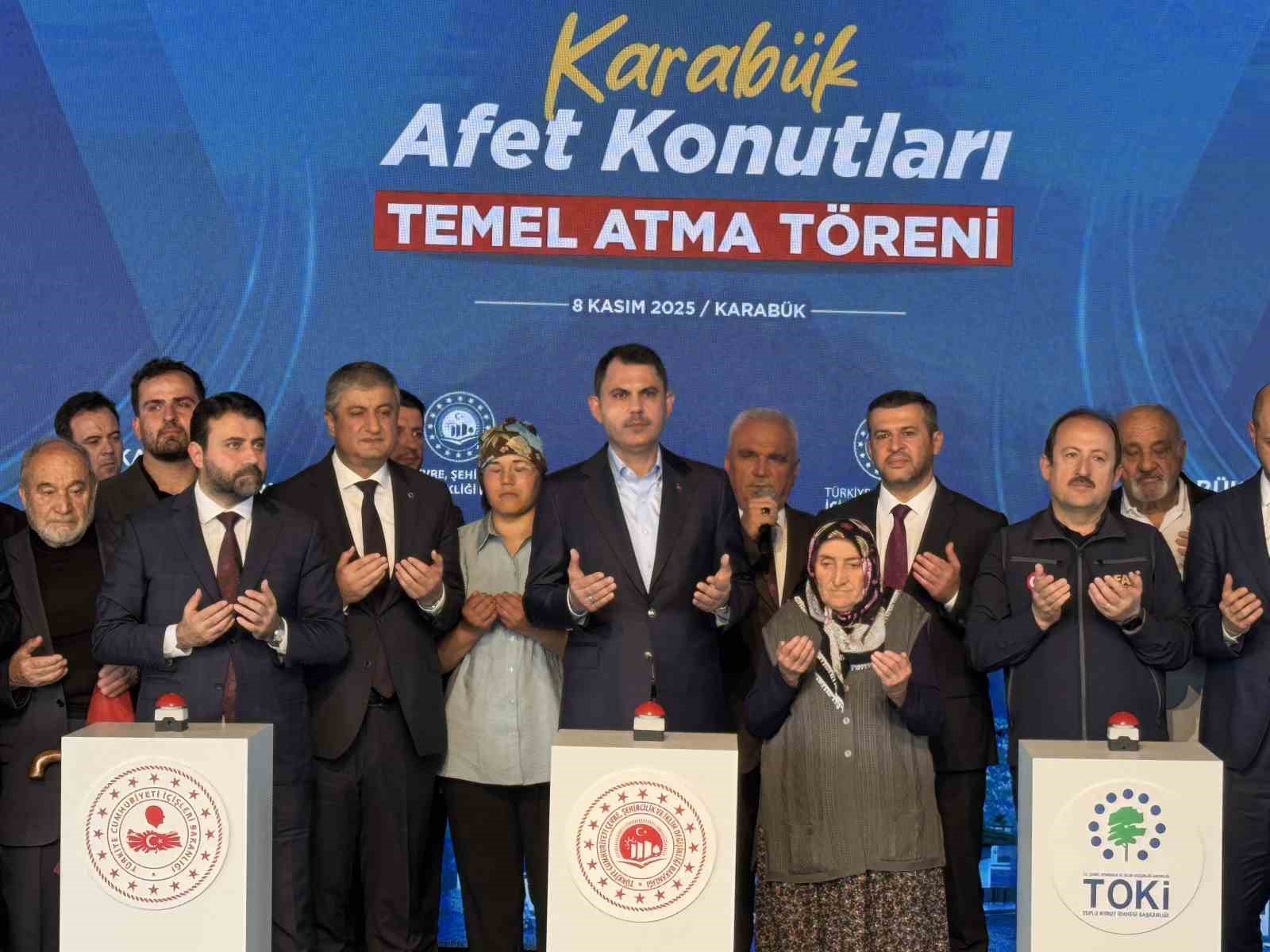 bakan kurum cumhurbaskanimizin liderliginde dunyada esi benzeri gorulmemis bir insa seferberligi yurutuyoruz LrkTnc4t