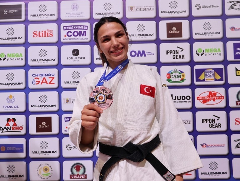 beun spor bilimleri fakultesi ogrencisi vandemirden avrupa ucunculugu jLRuKMPq