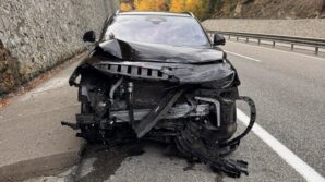 boluda istinat duvarina carpan arac agir hasar aldi f46MVN8S