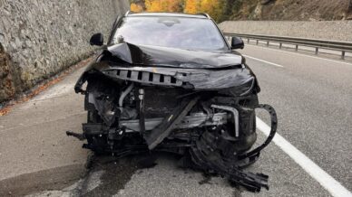 boluda istinat duvarina carpan arac agir hasar aldi f46MVN8S