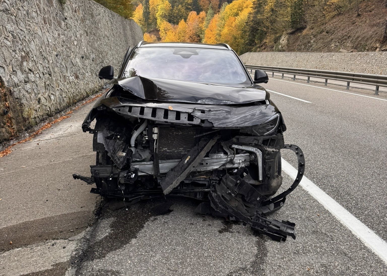 boluda istinat duvarina carpan arac agir hasar aldi f46MVN8S