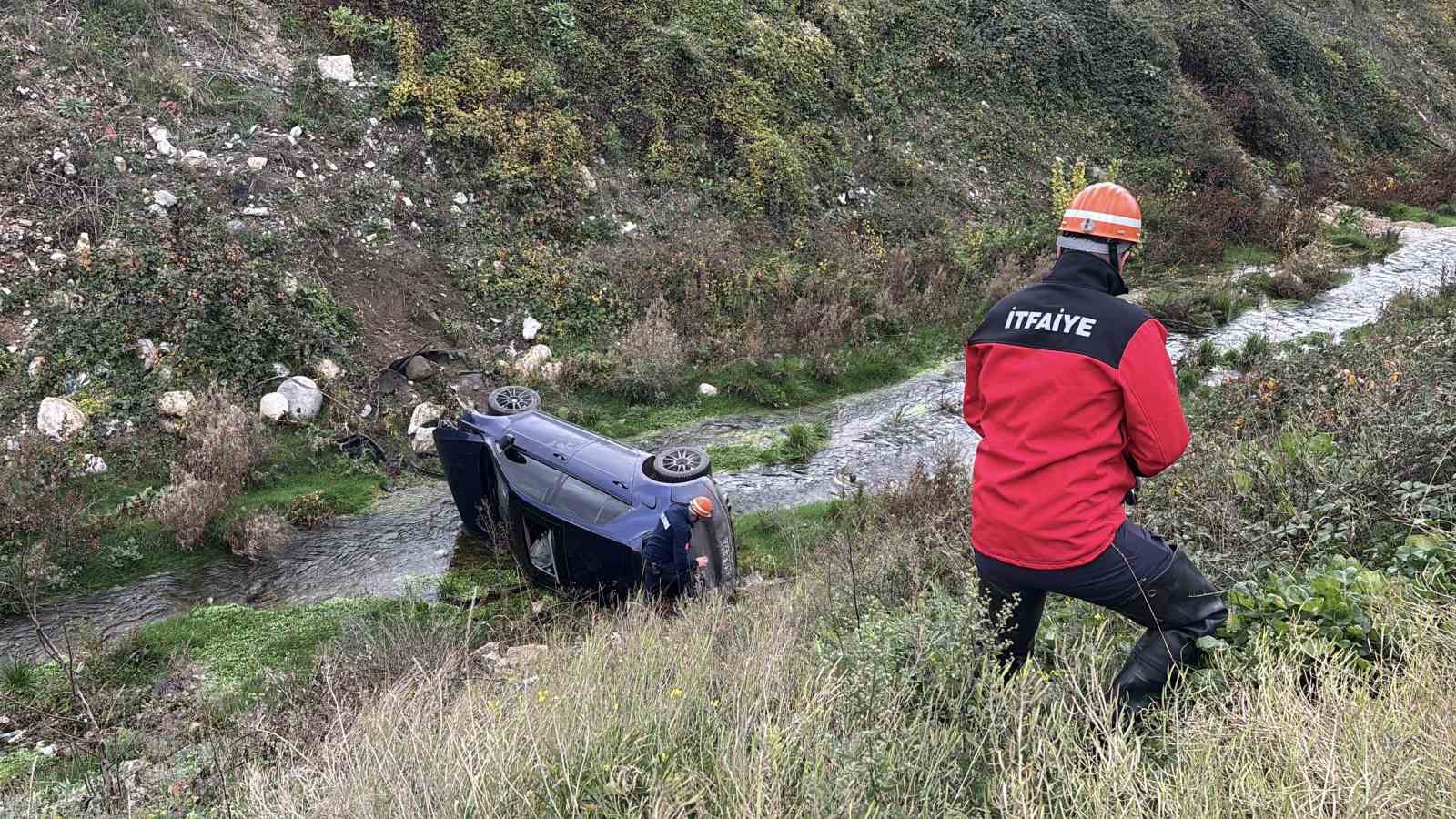boluda kontrolden cikan otomobil dereye uctu 2 yarali ZAX34CnR