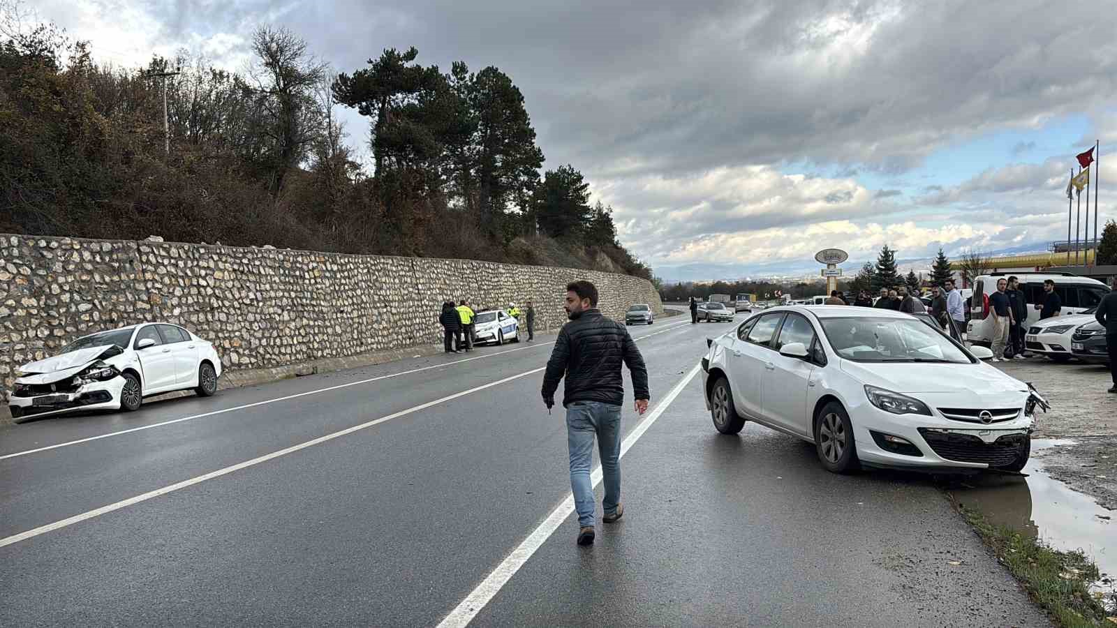 boluda zincirleme kaza 3 yarali