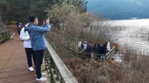 bolunun doga harikasi abant golune ziyaretci akini trsuAlVs