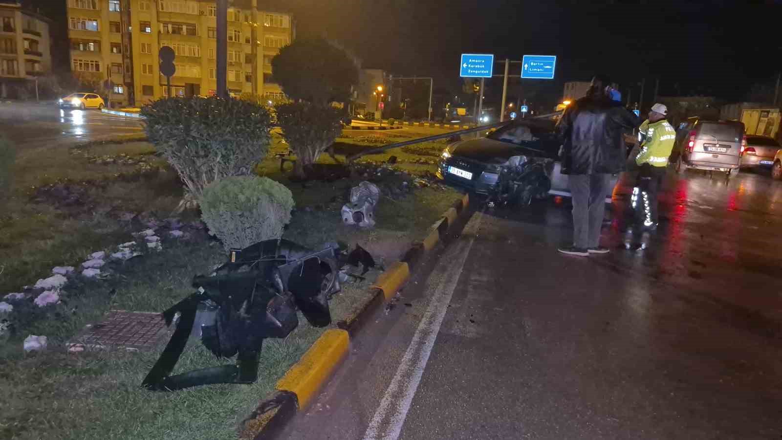 carptigi direk aracin ustune devrildi surucu kaza yerinden kacti 5yJQCGV7