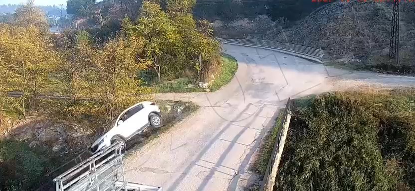 cocugun kullandigi otomobilin kopruden caya uctugu kaza kamerada NsVVKNGv