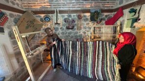 cope gidecek malzemeler onun ellerinde geleneksel kilime donusuyor MrtmjWeQ