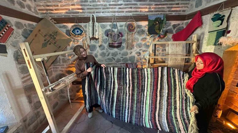 cope gidecek malzemeler onun ellerinde geleneksel kilime donusuyor MrtmjWeQ