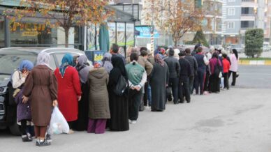 corumda hamsinin kilosu 40 liraya dustu metrelerce uzunlukta kuyruk olustu RQC5hKXa