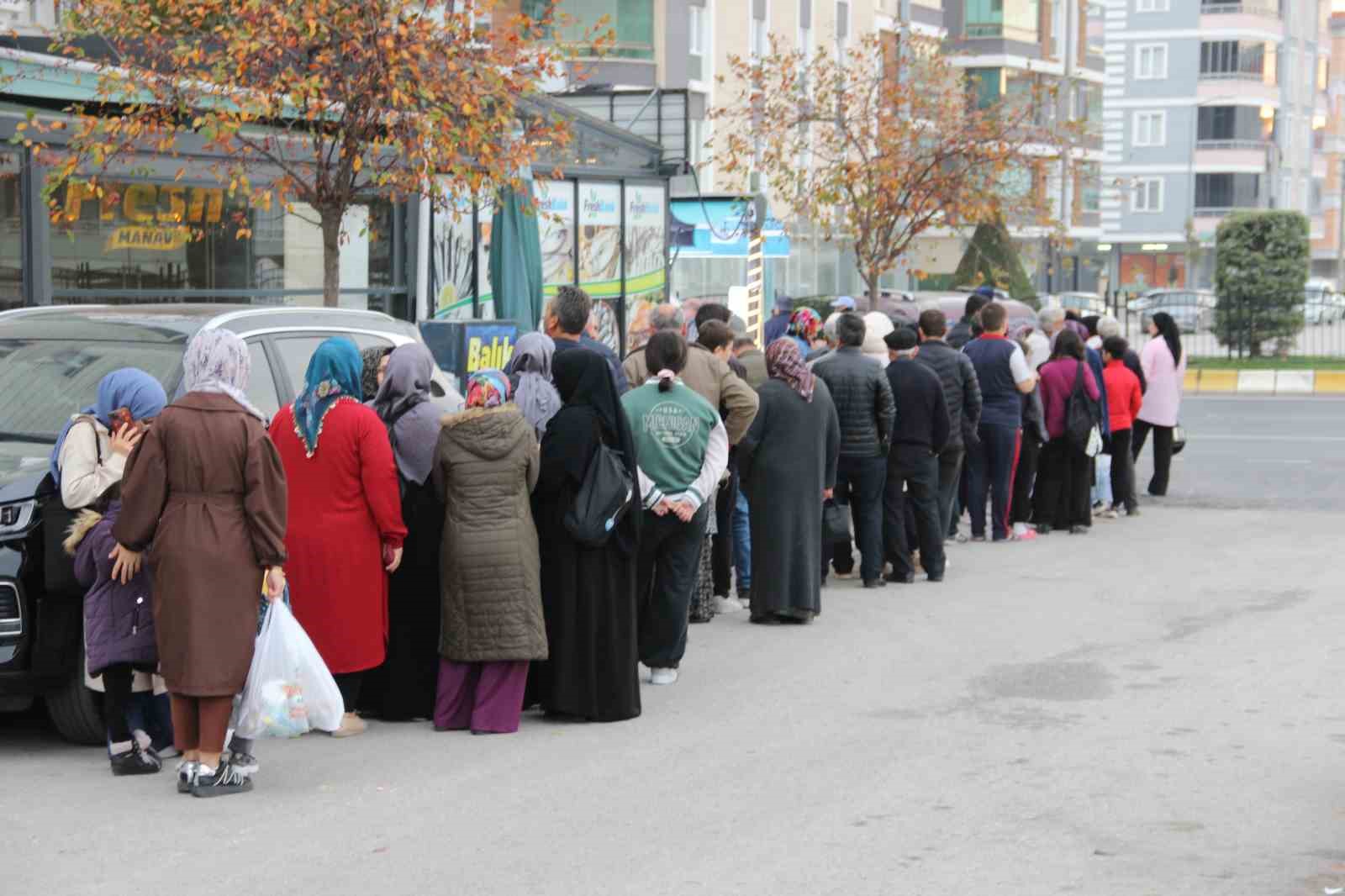 corumda hamsinin kilosu 40 liraya dustu metrelerce uzunlukta kuyruk olustu RQC5hKXa