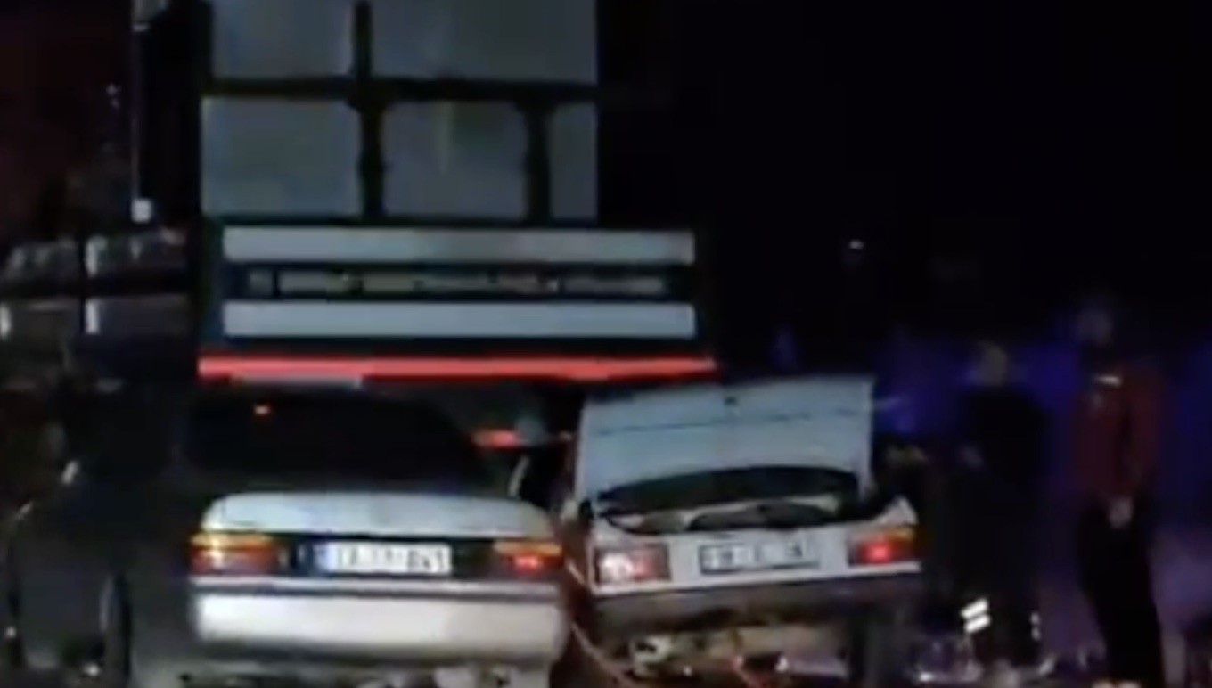 corumda iki otomobil park halindeki vince carpti 1 olu 1 yarali JNbAg6bU