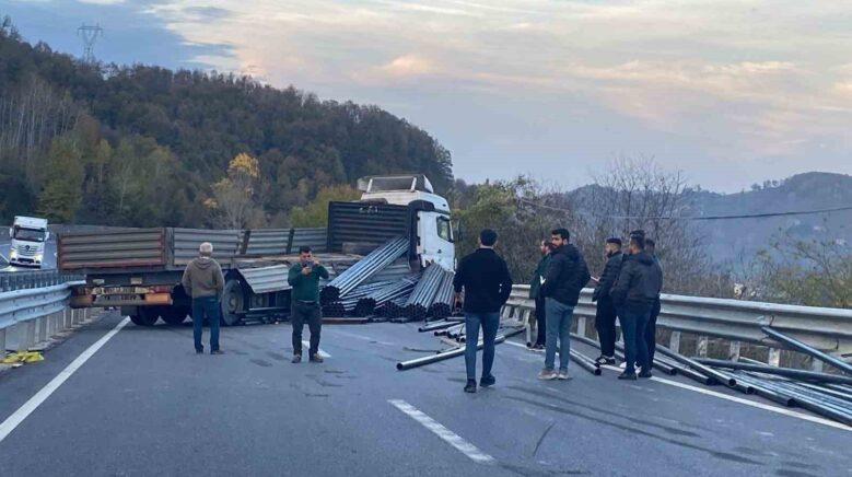 demir yuklu tir bariyerlere carpti yol trafige kapandi LKrAc1Hq
