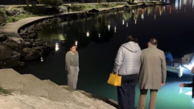 denize atlamak isteyen genc kizi anne ve babasi ikna etti OUcDxqZ1