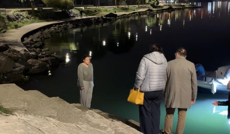 denize atlamak isteyen genc kizi anne ve babasi ikna etti