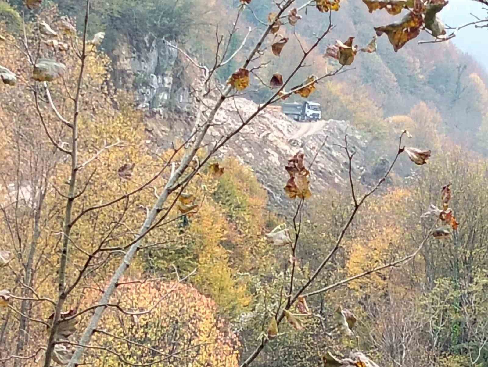 dere yataklarina mesken atik ve moloz dokuluyor bG1N641F