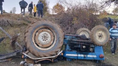 devrilen traktorun altinda kalan surucu yaralandi V4iry7SB