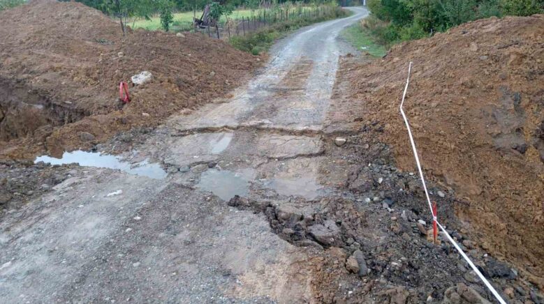 dogalgaz calismasi sonucu bozulan yollar tehlike olusturuyor F6mBiL7a