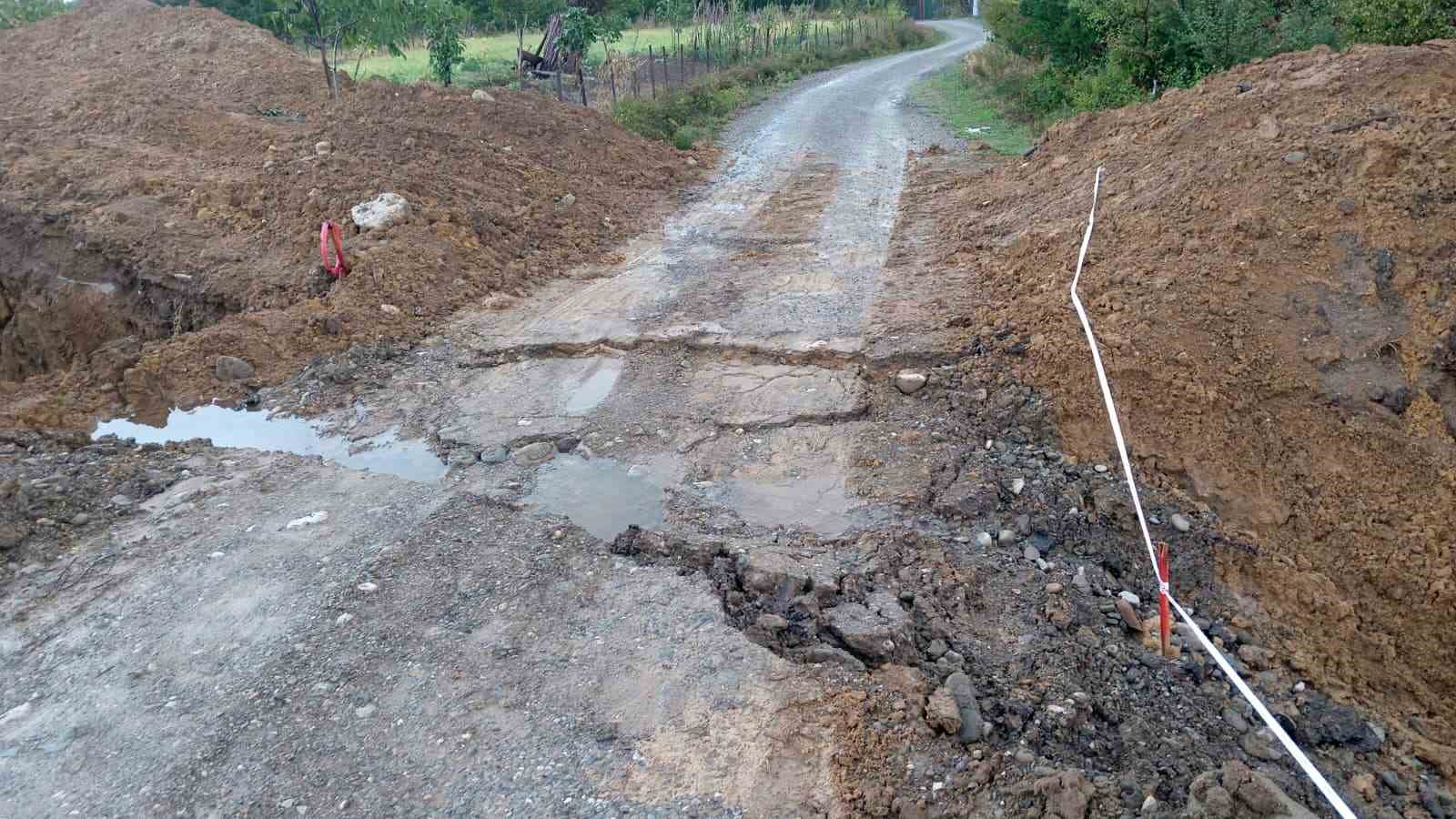 dogalgaz calismasi sonucu bozulan yollar tehlike olusturuyor F6mBiL7a