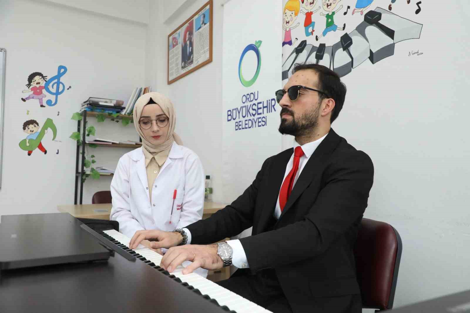 gormeyen gozlerle degil hisseden kalple caliyor iNk3hPMP