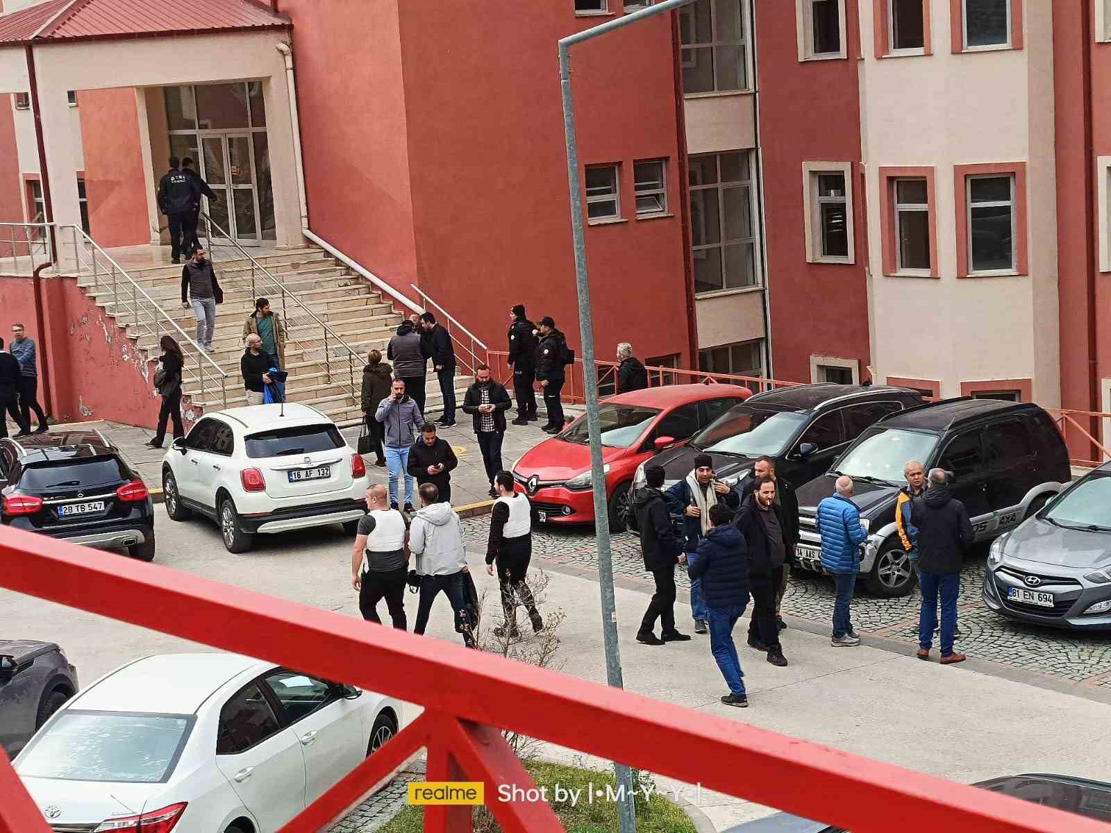 gumushane universitesinde silahli rehine krizi 7KZFd3WH