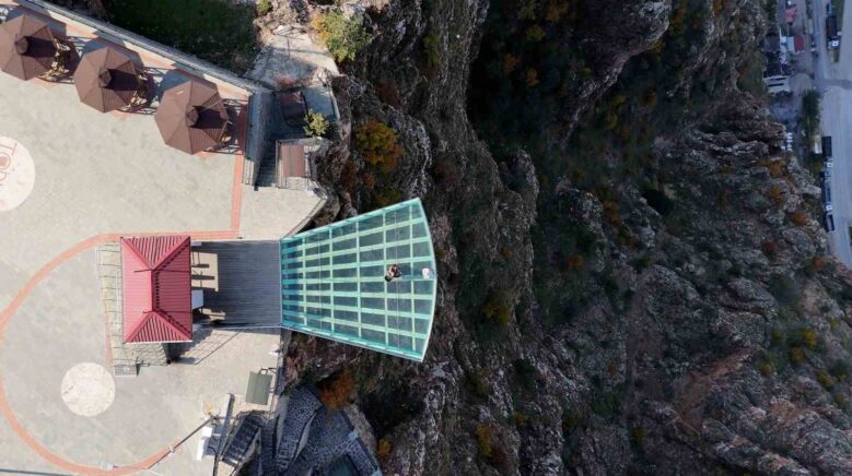 gumushaneli muzisyenden tarihi mekanlarda viyolonsel ile essiz performans hMPUZ9JY