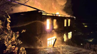 iki katli ahsap ev alevlere teslim oldu fVxQJhRT