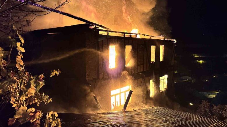 iki katli ahsap ev alevlere teslim oldu fVxQJhRT