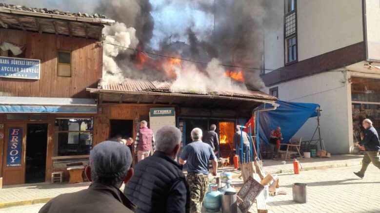 kalayci dukkanindaki yangini sondurmek icin seferber oldular CtBLh9zJ