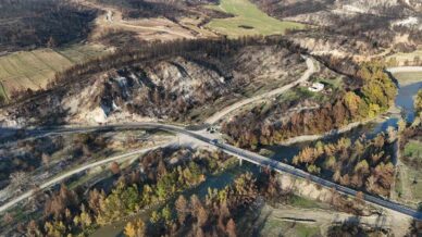 karabukte yanan agaclarla sonbahar renkleri ayni kadrajda goruntulendi srrf2HNy