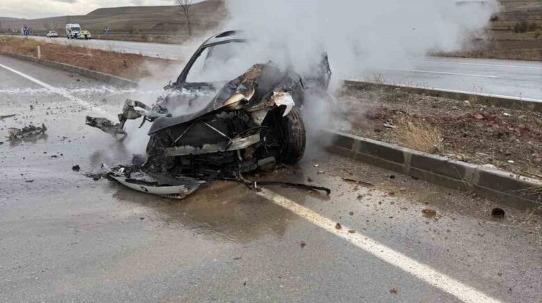 kayganlasan yolda kaza yapti otomobil alev aldi tRSUxzDK