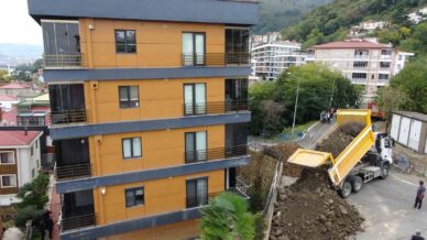 kayma ve egilme olan 5 katli binada yikim icin hazirliklar basladi XcPrJLNB