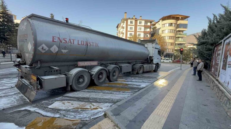 kirmizi isikta bekleyen tirin tekerlekleri yandi facia itfaiyenin hizli mudahalesiyle onlendi P7OWRPVi