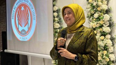 kizilay genel baskani yilmaz duzcede 41 yillik egitim hayatini noktalayan hocasi icin duzenlenen veda urAVlApi