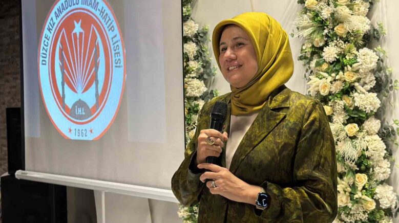 kizilay genel baskani yilmaz duzcede 41 yillik egitim hayatini noktalayan hocasi icin duzenlenen veda urAVlApi