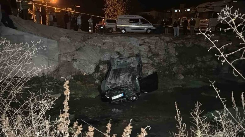 kontrolden cikan otomobil dereye uctu 1 olu 1 yarali m25KSF3z