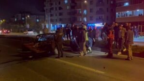 kontrolden cikan otomobil elektrik diregine carpti 1 yarali 5gyd4JBs