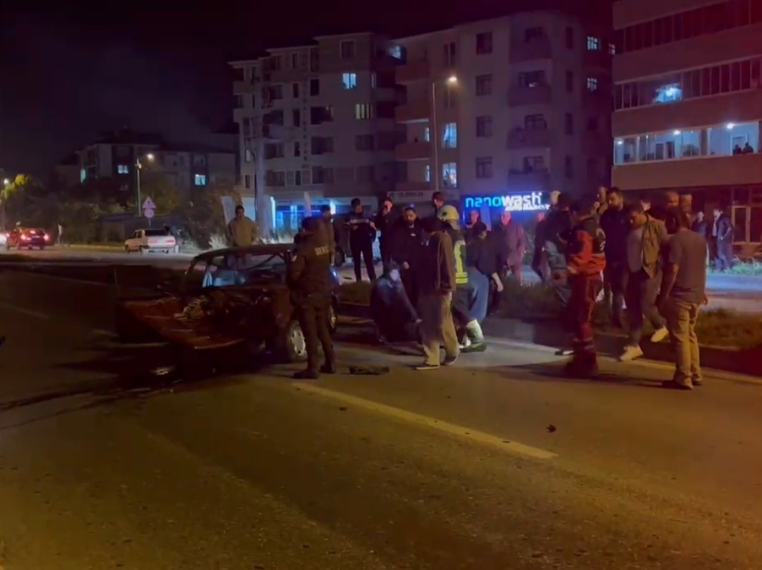 kontrolden cikan otomobil elektrik diregine carpti 1 yarali 5gyd4JBs