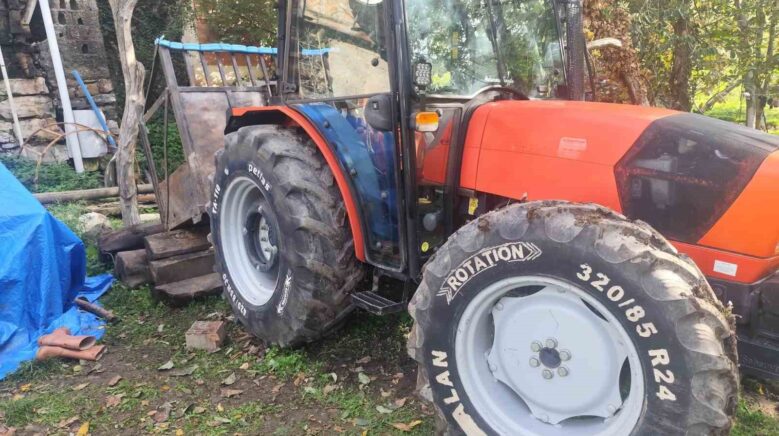 koy muhtari traktorle kazan arasinda sikisarak agir yaralandi nnE5dOAE