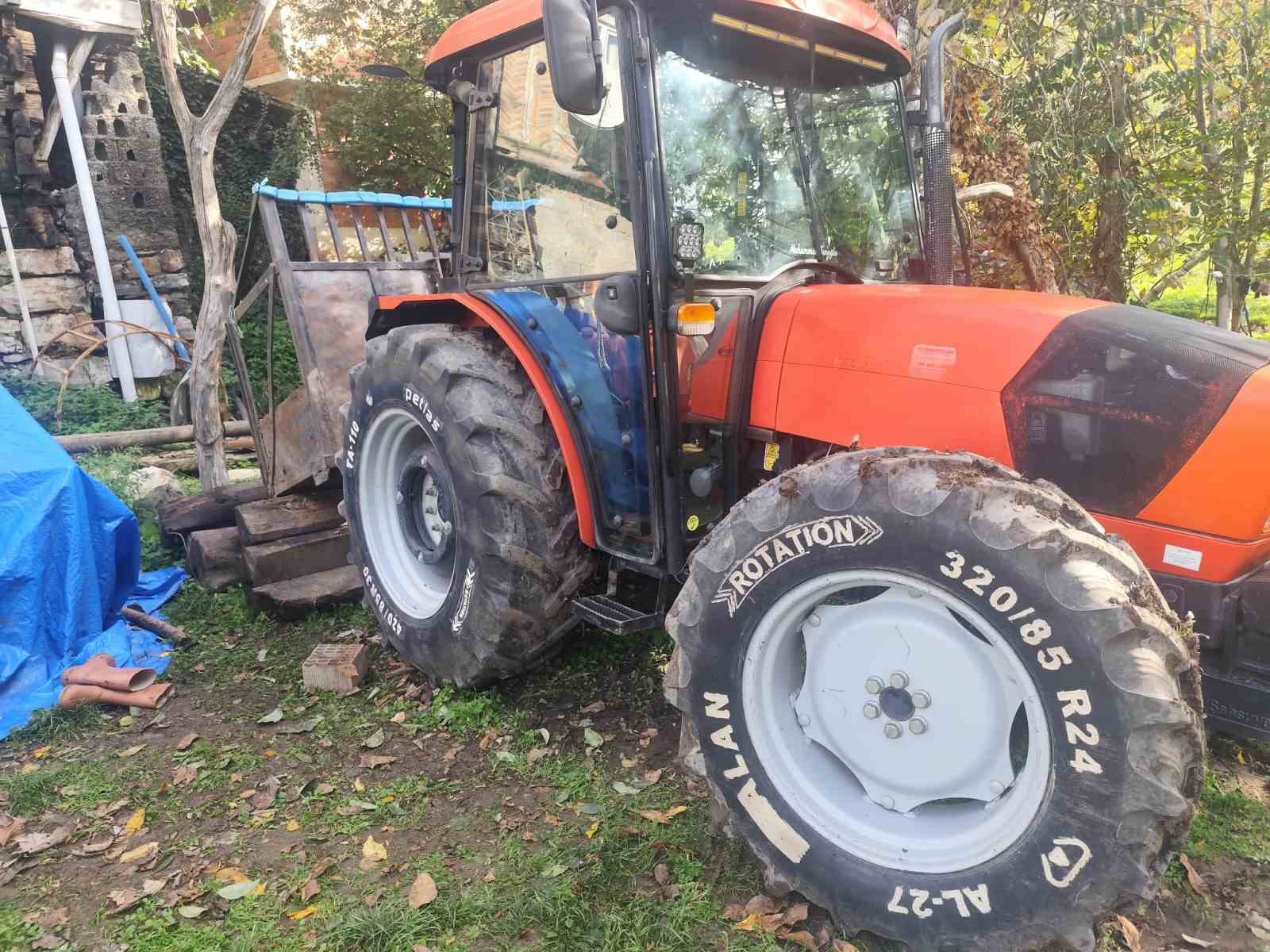 koy muhtari traktorle kazan arasinda sikisarak agir yaralandi nnE5dOAE