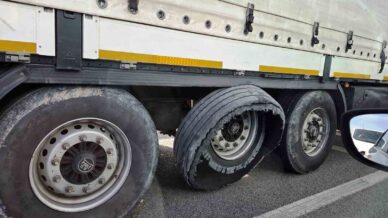 lastigi parcalanan tirin tehlikeli yolculugu VMaE5Yk3