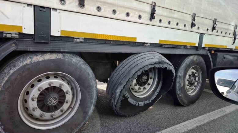 lastigi parcalanan tirin tehlikeli yolculugu VMaE5Yk3