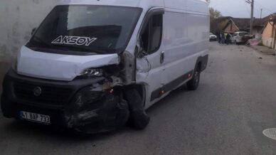 minibus ile hafif ticari arac carpisti 2 yarali x1cE6Eml