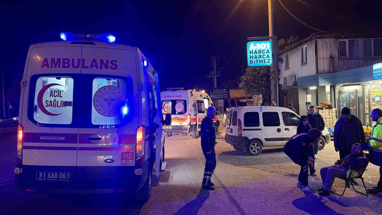 motosiklet yolun karsisina gecmeye calisan adama carpti 3 yarali lFALrJLh