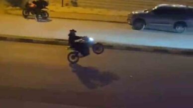 motosikletlilerin tek tekerle tehlikeli yolculuklari kamerada znhMzCZJ