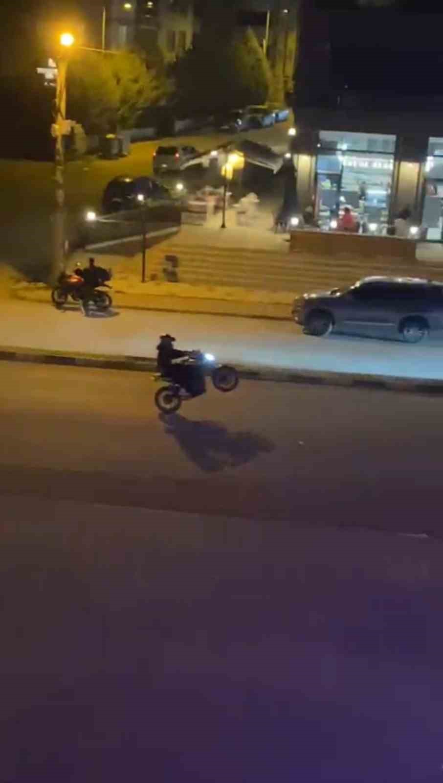 motosikletlilerin tek tekerle tehlikeli yolculuklari kamerada znhMzCZJ
